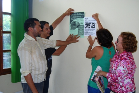 Membros da equipe de Comunicação e Agitação do Comando Local de Greve (CLG) realizaram açõ